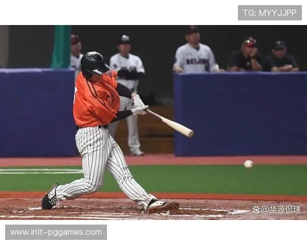 运动员通过垒球掷远项目展现力量与技巧