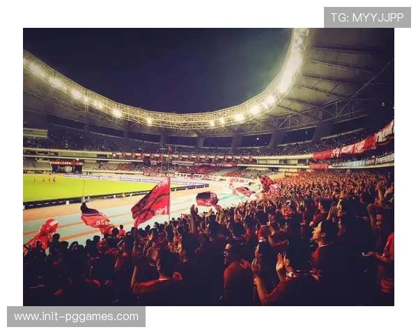 球迷看台掀起人浪,寒冷天气中点燃主场气氛 球迷看台掀起人浪,寒冷天气中点燃主场气氛