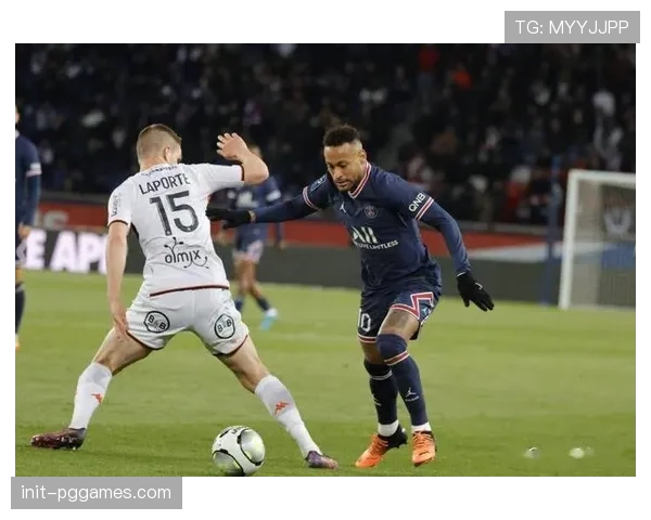 巴黎圣日耳曼迎战马赛，高压逼抢与控球反击的战术博弈成焦点